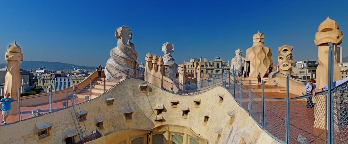Azotea de la Casa Milà con sus chimeneas escultóricas