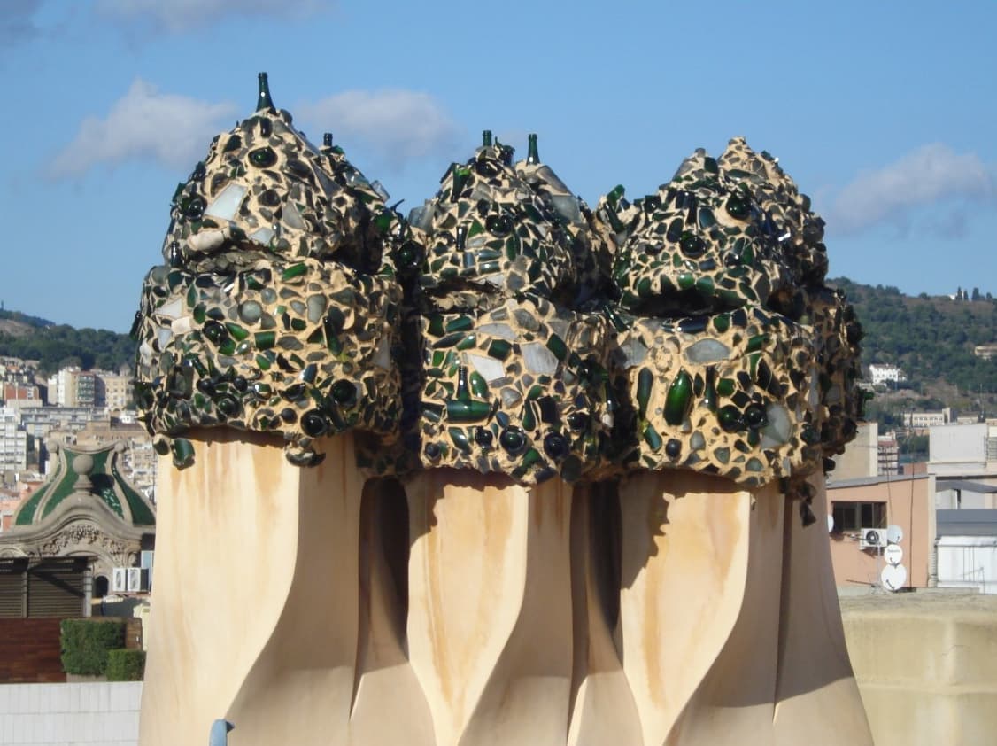 Chimeneas de trencadís verde en la azotea de la Casa Milà