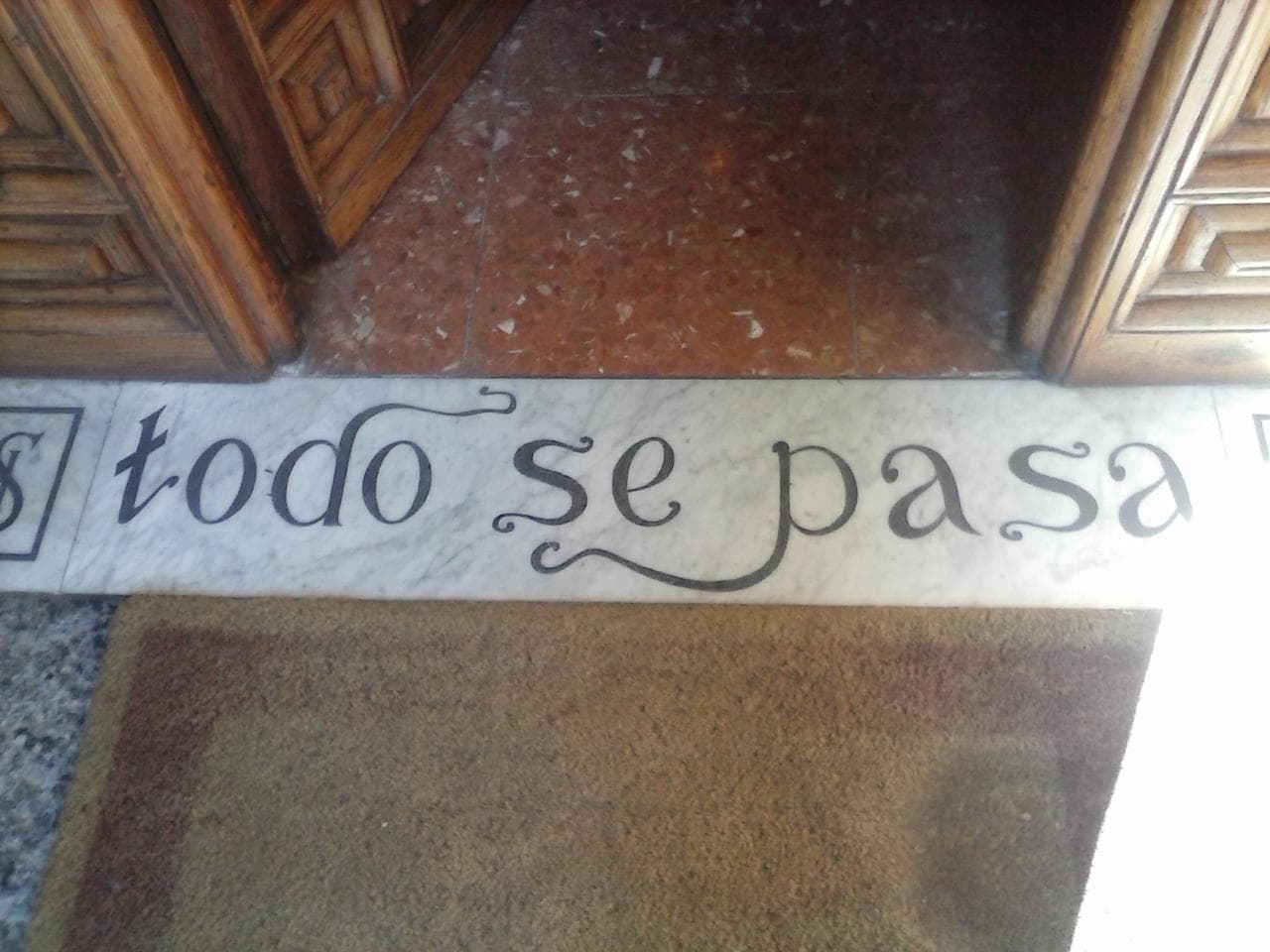 Inscripción en mármol en un umbral: todo se pasa