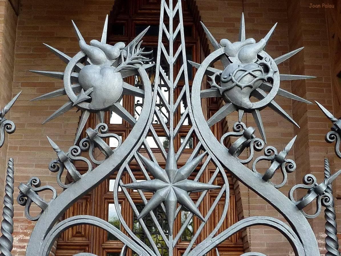 Corazones de hierro forjado en la reja de las Teresianas