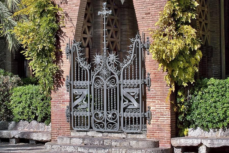 Reja de hierro forjado a la entrada del Colegio de las Teresianas