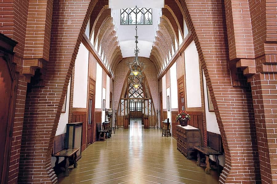 Vestíbulo de arcos de ladrillo en el Colegio de las Teresianas